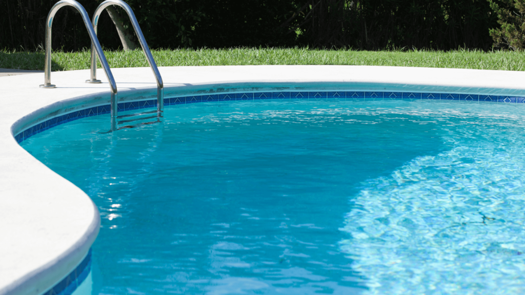 Cercle d'élégance aquatique : la piscine ronde de RL Piscine, une fusion harmonieuse entre design contemporain et simplicité raffinée. Les courbes douces de l'eau rencontrent la symétrie parfaite du bassin, créant un espace de détente épuré et esthétique
