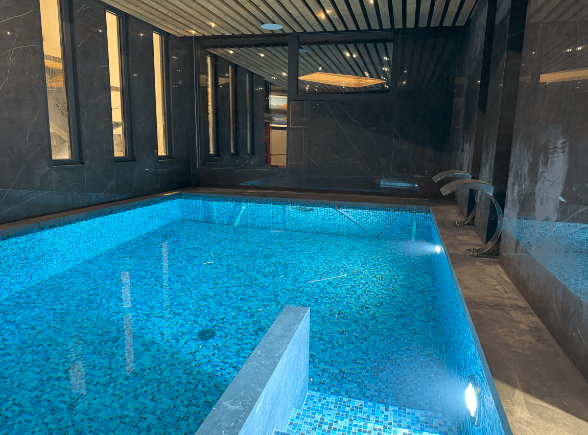 Élégante piscine intérieure, lieu de détente et de raffinement.