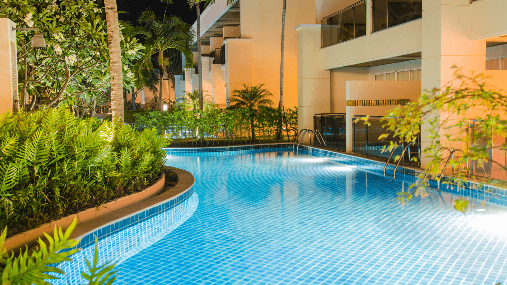 Harmonie en plein air : la piscine extérieure ronde de l'hôtel RL Piscine, un oasis aquatique entouré par le luxe et la nature. Le design circulaire offre une esthétique moderne, tandis que les espaces lounge invitent à la détente sous le ciel ouvert.